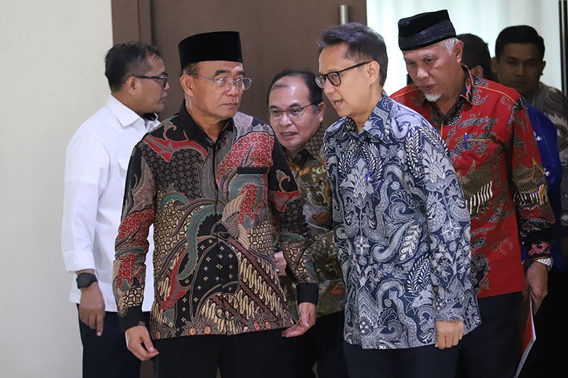 Menko Muhadjir Pimpin Rapat Penanganan Bencana di Indonesia - Bagian 1