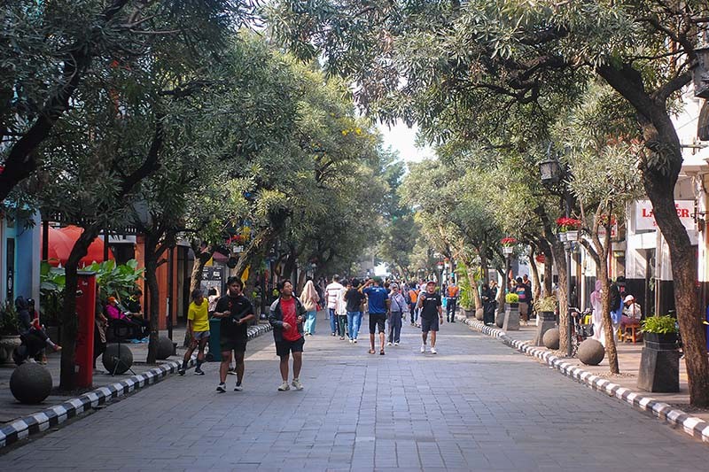 Warga Kota Bandung Menikmati Jalan Braga Sambil Berolahraga - Bagian 1