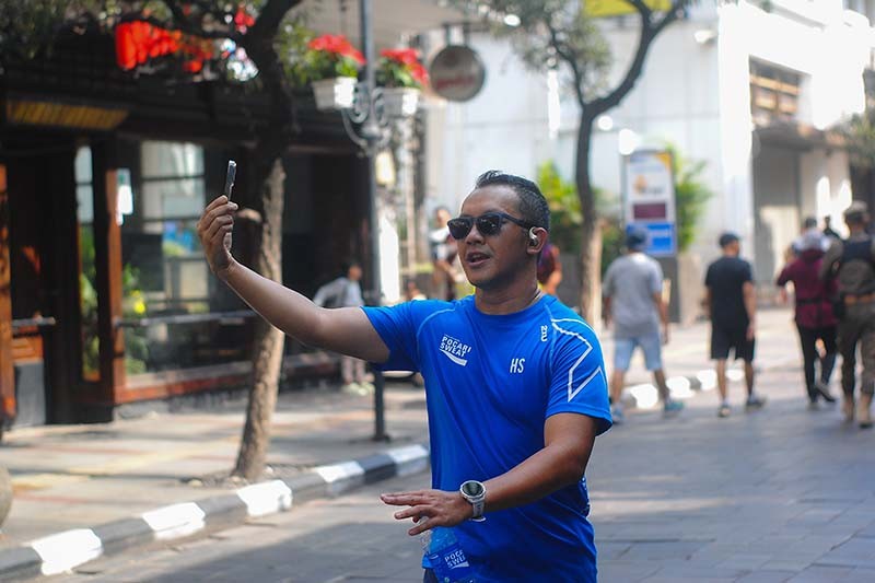 Warga Kota Bandung Menikmati Jalan Braga Sambil Berolahraga - Bagian 4
