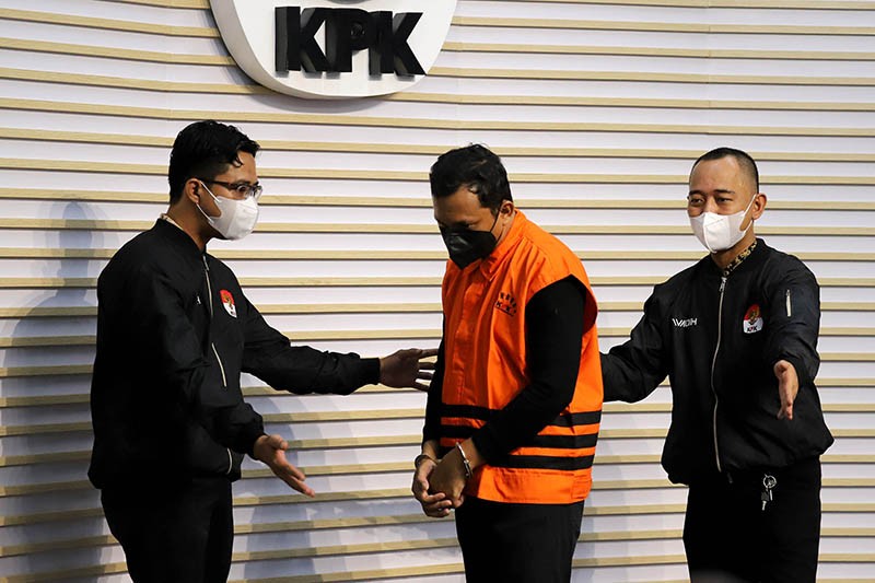 Bupati Sidoarjo Ahmad Muhdlor Ali Tertunduk Masuk Mobil Tahanan KPK - Bagian 3