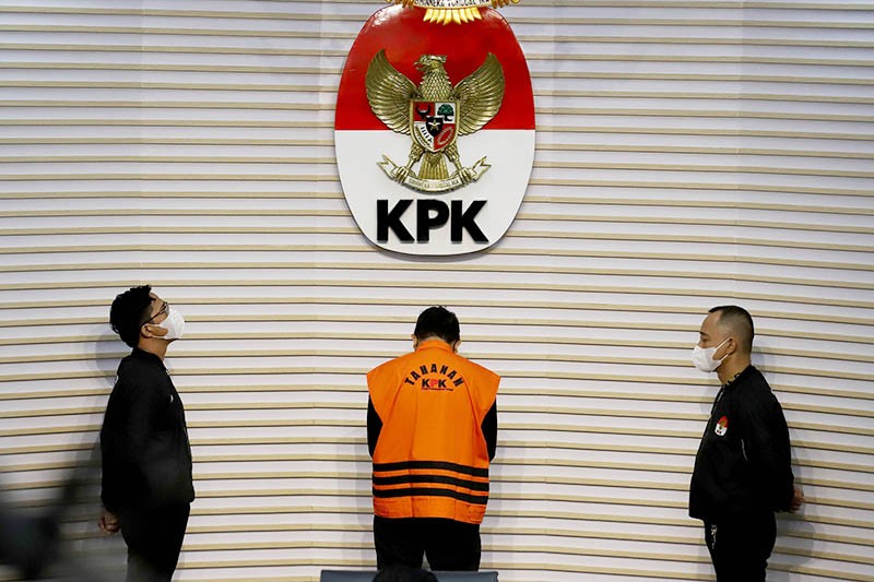 Bupati Sidoarjo Ahmad Muhdlor Ali Tertunduk Masuk Mobil Tahanan KPK - Bagian 4