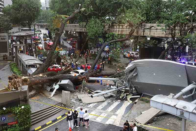 17 Mobil Tertimpa Pohon Tumbang di Kuala Lumpur, Tim SAR Evakuasi Korban Terjebak - Bagian 2