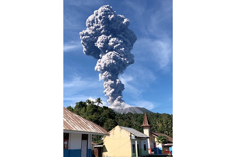Gunung Ibu Erupsi, Tinggi Letusan Mencapai 5.000 Meter - Bagian 1