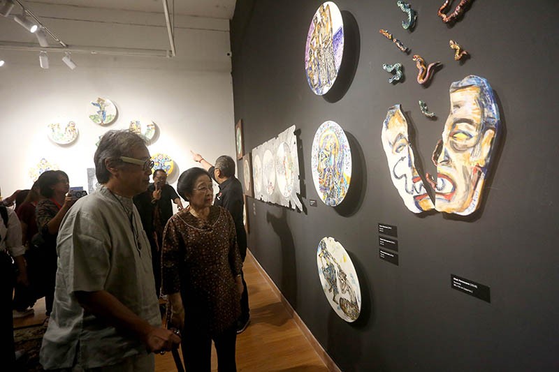 Megawati Soekarnoputri Tinjau Pameran Seni Karya Butet Kartaredjasa - Bagian 3