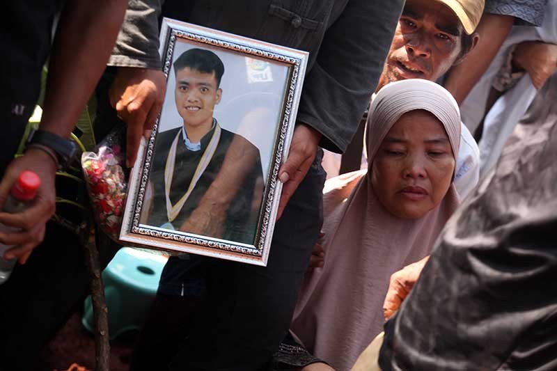 Suasana Haru Pemakaman Pelajar SMK Lingga Kencana Depok, Makam Berdampingan - Bagian 4