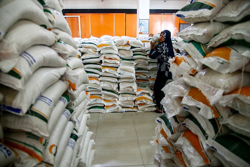Pembagian Beras 10 Kg untuk Keluarga Penerima Manfaat di Palembang - Bagian 1