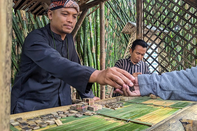 Uniknya Pasar Slumpring Tegal, Belanja Makanan Dibayar dengan Keping Bambu - Bagian 2
