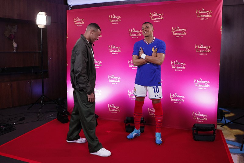 Gaya Kylian Mbappe Pose Bareng Kembarannya - Bagian 4