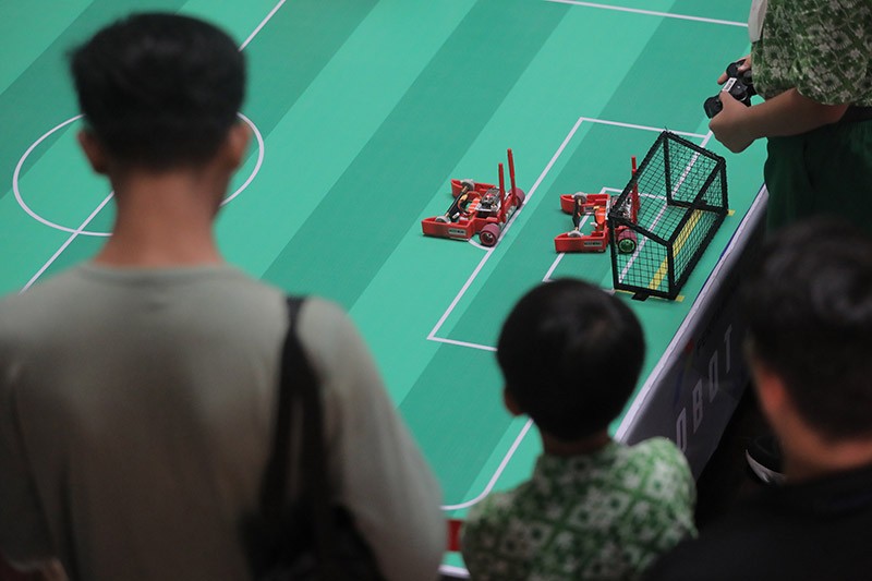 Robot-Robot Adu Kemampuan pada Turnamen Robotik Indonesia 2024 - Bagian 3