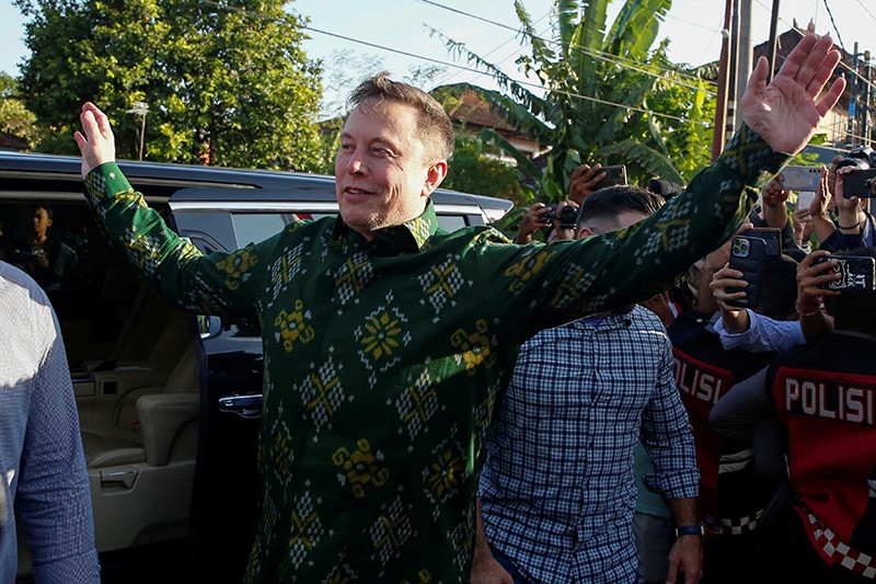 Senyum Elon Musk Tiba di Puskesmas Denpasar untuk Luncurkan Starlink - Bagian 1