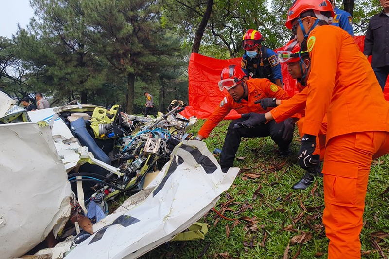 Momen Seluruh Korban Pesawat Jatuh di BSD Dievakuasi - Bagian 4