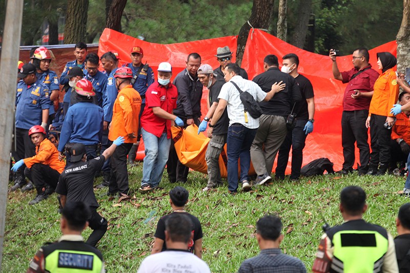 3 Kantung Jenazah Berisi Korban Pesawat Jatuh Dibawa ke RS Polri Kramat Jati - Bagian 1