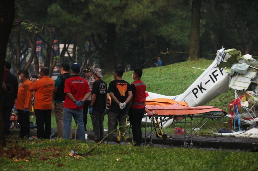 Pesawat Jatuh di Lapangan Sunburst BSD Tangsel, 2 Korban Masih Terjepit - Bagian 4