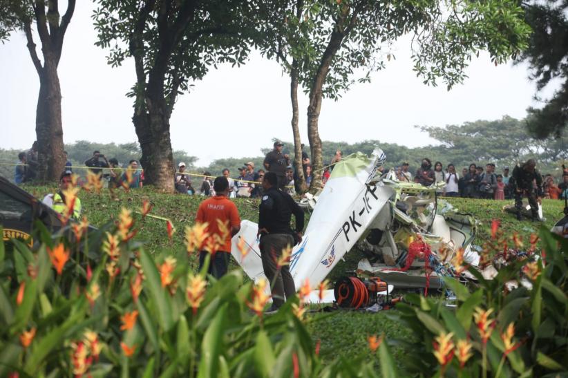 Pesawat Jatuh di Lapangan Sunburst BSD Tangsel, 2 Korban Masih Terjepit - Bagian 2