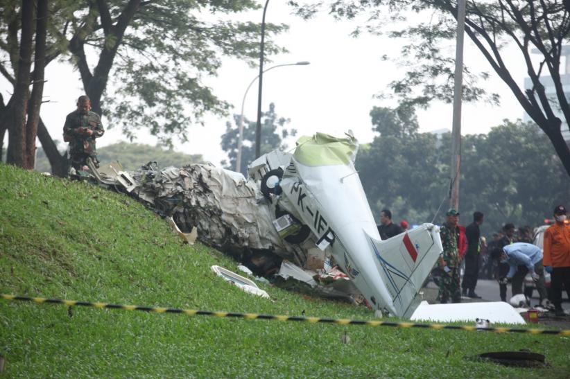 Pesawat Jatuh di Lapangan Sunburst BSD Tangsel, 2 Korban Masih Terjepit - Bagian 3