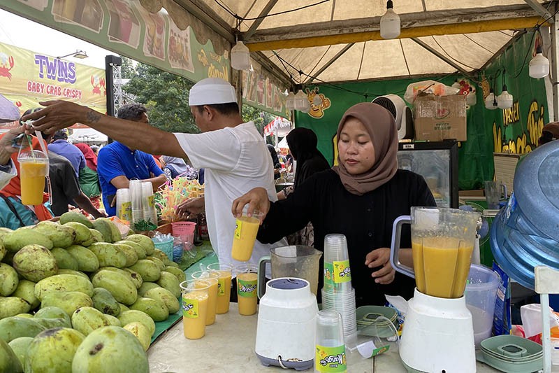 Cuaca Panas, Minuman Mango Thai Diburu Warga Depok - Bagian 1