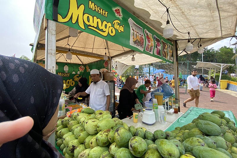 Cuaca Panas, Minuman Mango Thai Diburu Warga Depok - Bagian 3
