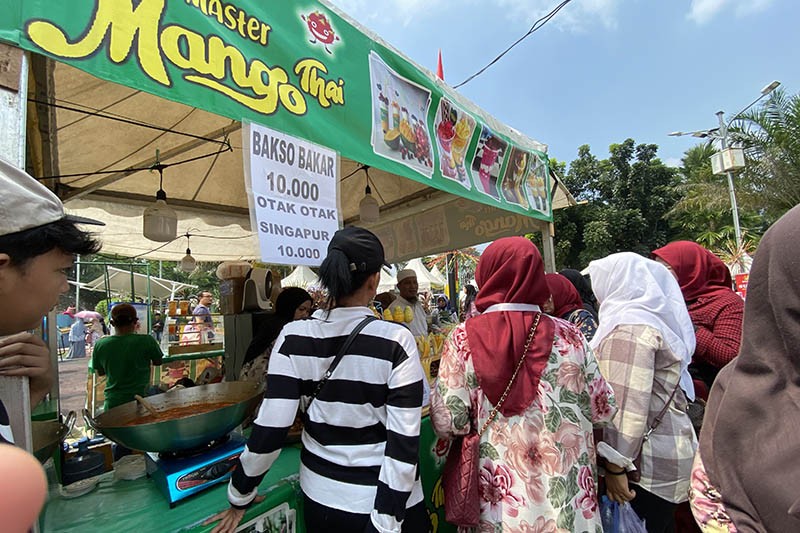 Cuaca Panas, Minuman Mango Thai Diburu Warga Depok - Bagian 4