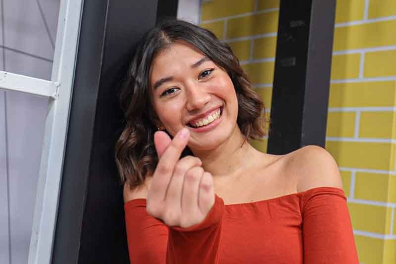 Potret Daniella Gibbs Penyanyi Lagu All About You  - Bagian 2