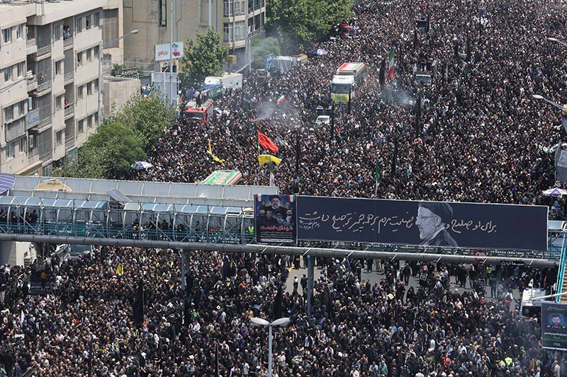 Ribuan Rakyat Iran Iringi Jenazah Presiden Ebrahim Raisi Menuju Pemakaman - Bagian 5