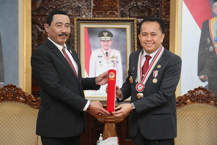 Terus Lakukan Inovasi, Pj Gubernur Sumsel Terima Penghargaan dari IPDN