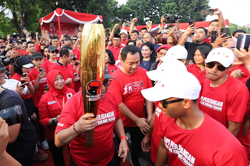 Simpatisan PDI Perjuangan Bawa Obor Api Abadi dari Mrapen Jateng ke Jakarta - Bagian 1