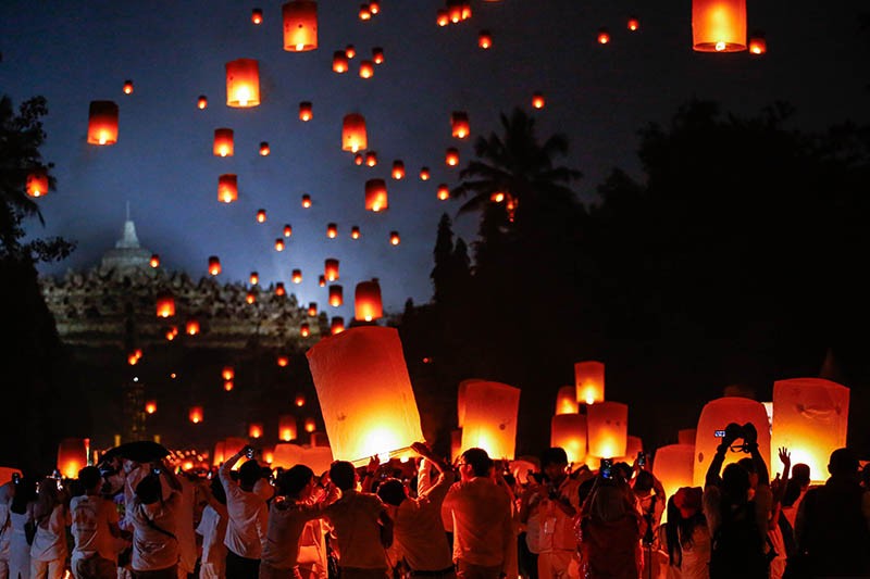 Ribuan Lampion Dilepas sebagai Penutup Perayaan Waisak di Candi Borobudur - Bagian 1