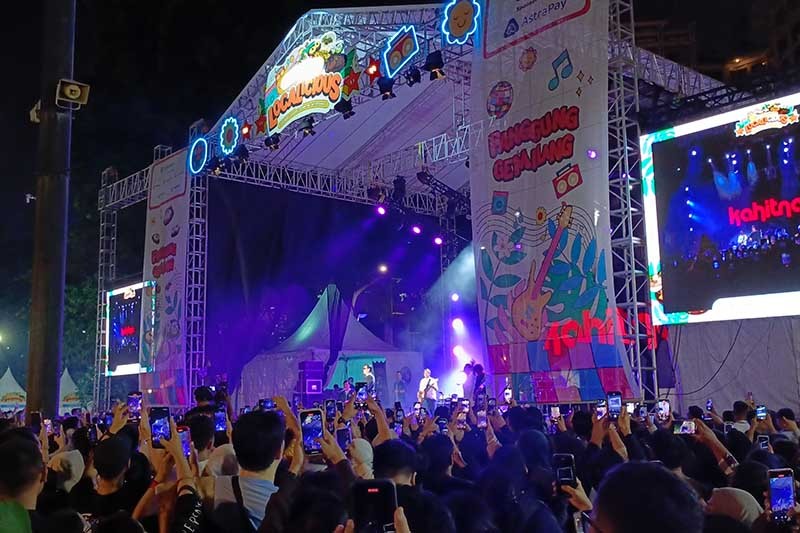 Antusiasme Penggemar Nonton Konser Kahitna Secara Gratis - Bagian 1