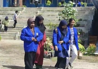 Wow! Mahasiswa Universitas Muhammadiyah Maumere Bayar UKT Pakai Hasil Bumi hingga Tenun Ikat