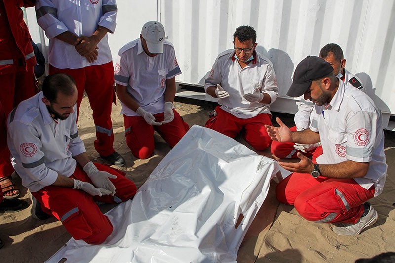 Tangisan Petugas Medis, Ambulans Bawa Pasien Hancur Dihantam Rudal Israel - Bagian 2