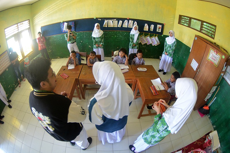 Potret Siswa SMA Al Azhar 14 Semarang Berbagi Cerita bersama Murid SDN Candigaron 04 - Bagian 2