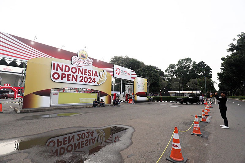 Istora Senayan Bersolek Jelang Turnamen Bulu Tangkis Indonesia Open 2024 - Bagian 1
