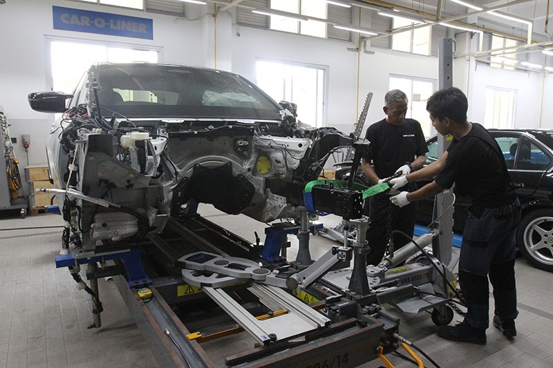 Melihat Para Ahli Memperbaiki Mobil BMW dan MINI - Bagian 1