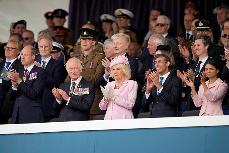 Potret Raja Charles dan Ratu Camilla Hadiri Peringatan 80 Tahun D-Day - Bagian 4