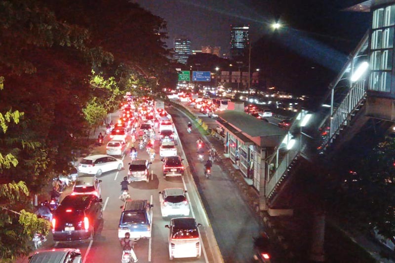 Usai Pertandingan Timnas Indonesia vs Irak, Lalu Lintas Jakarta Macet Parah - Bagian 1