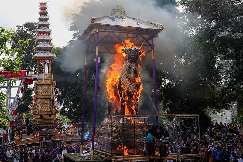 Upacara Pelebon, Kremasi Keluarga Keraton Ubud Bali Dihadiri Ribuan Orang - Bagian 2