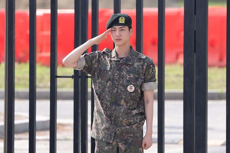 Potret Jin BTS Pakai Baju Tentara Keluar dari Wajib Militer Korea Selatan - Bagian 1