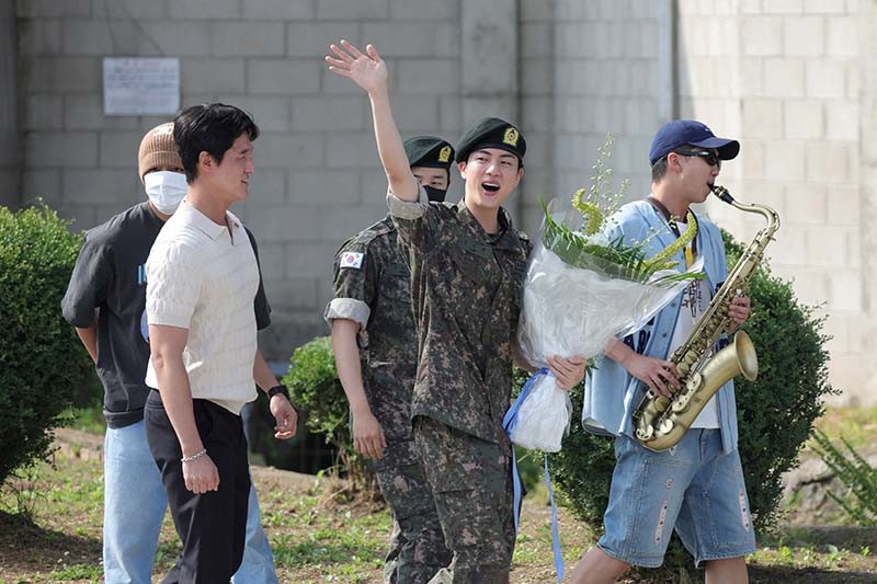 Potret Jin BTS Pakai Baju Tentara Keluar dari Wajib Militer Korea Selatan - Bagian 2