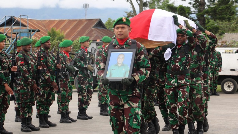 Berduka, Dandim Jayawijaya Pimpin Upacara Pelepasan Jenazah Serka Erends Fasse