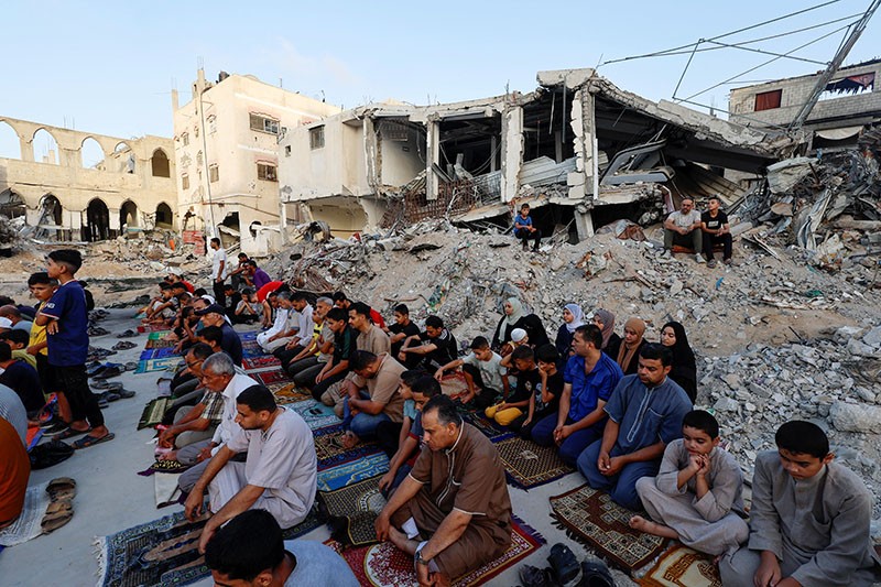 Warga Palestina Salat Idul Adha di Reruntuhan Masjid yang Dihancurkan Israel - Bagian 2