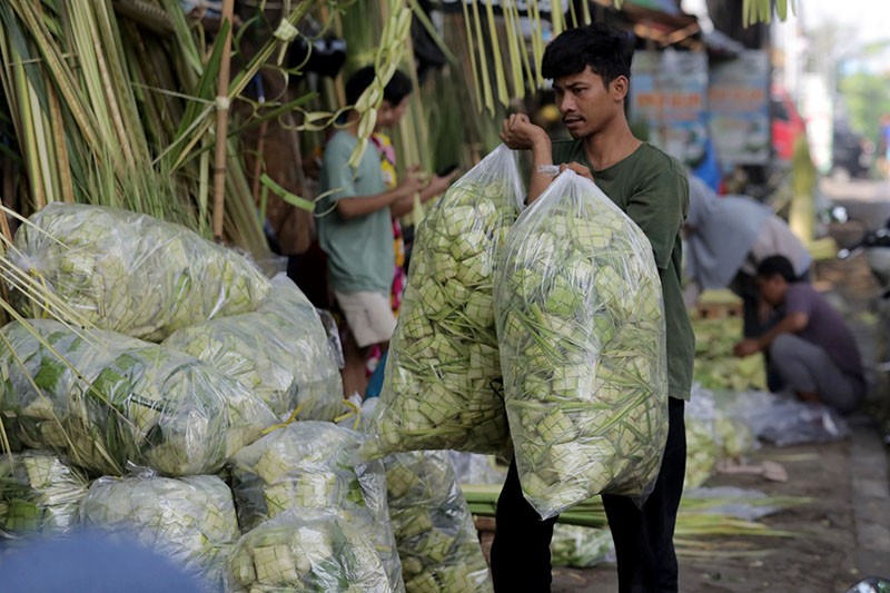 Idul Adha 1445 H, Pedagang Kulit Ketupat Pasar Palmerah Diserbu Pembeli - Bagian 3