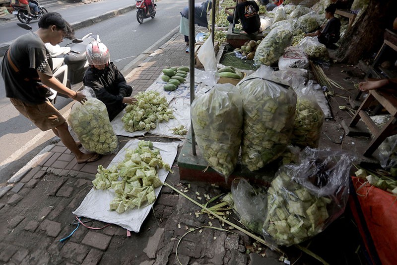 Idul Adha 1445 H, Pedagang Kulit Ketupat Pasar Palmerah Diserbu Pembeli - Bagian 2