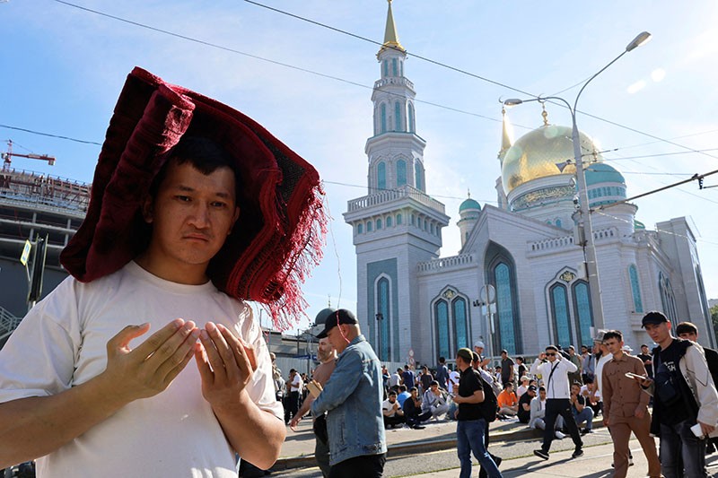 Ribuan Rakyat Rusia Berbondong-bondong ke Masjid Katedral Moskow Salat Idul Adha - Bagian 2