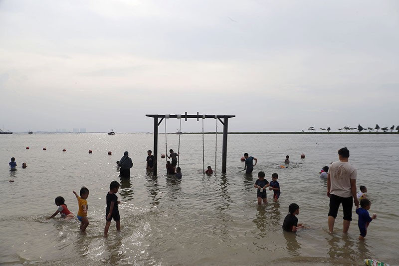 Asyiknya Berlibur di Pantai Ancol - Bagian 1