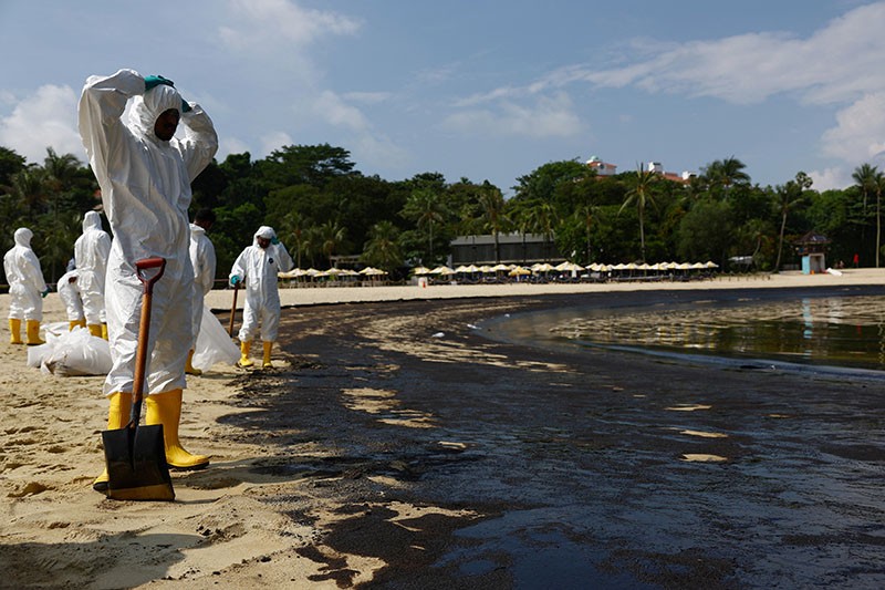 Pantai Pulau Sentosa Singapura Berubah Jadi Hitam akibat Tumpahan 400 Ton Minyak - Bagian 2