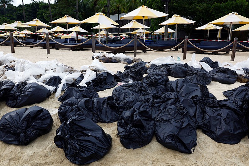 Pantai Pulau Sentosa Singapura Berubah Jadi Hitam akibat Tumpahan 400 Ton Minyak - Bagian 5