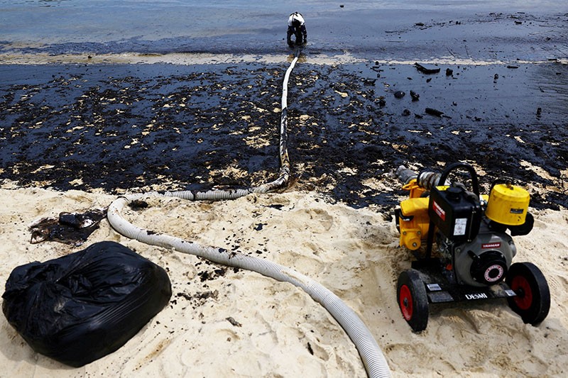 Pantai Pulau Sentosa Singapura Berubah Jadi Hitam akibat Tumpahan 400 Ton Minyak - Bagian 1