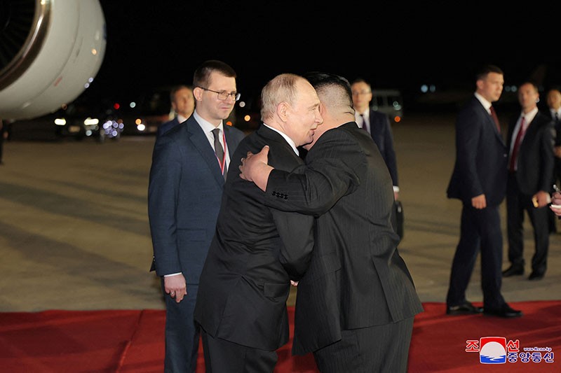 Vladimir Putin Disambut Hangat Kim Jong Un saat Mendarat di Korut - Bagian 4