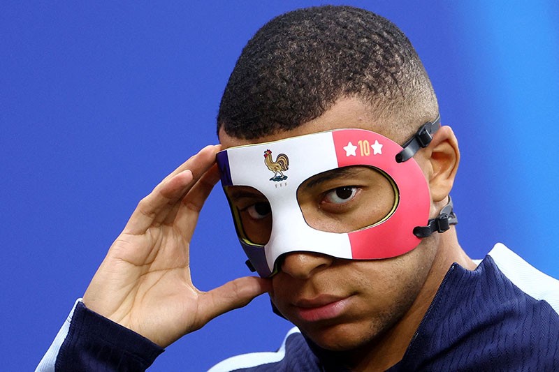 Tampang Gelisah Kylian Mbappe Nonton Belanda vs Prancis dari Bangku Cadangan - Bagian 1