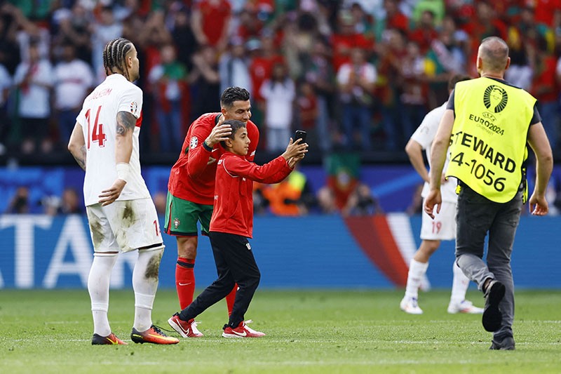 Cristiano Ronaldo Dikejar-Kejar Pitch Invader saat Laga Turki vs Portugal - Bagian 1